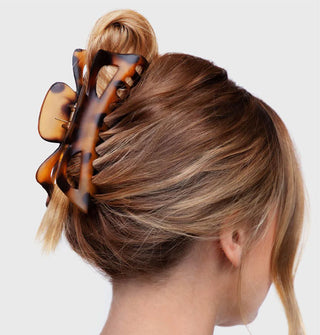 Model wears an extra-large matte brown tortoise claw clip in a twist hairstyle